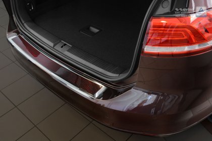 Nerezová ochranná lišta zadního nárazníku VW Passat B8 Variant (kombi) 14- s červeným karbonem