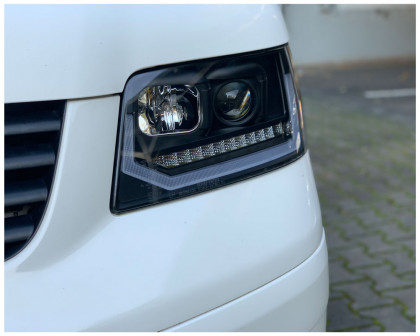 Přední světla s LED denními světly, LED dynamickým blinkrem VW T5 03-09 černá