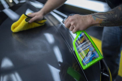 Meguiar's Hybrid Ceramic Detailer - hybridní keramický detailer pro odstranění lehkých nečistot a posílení ochrany, 768 ml