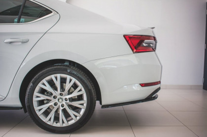 Splittery zadní boční Škoda Superb Mk3 Facelift Hatchback/kombi 2019- černý lesklý plast