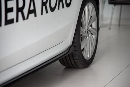 Prahové lišty V.1 Škoda Octavia Mk4 černý lesklý plast