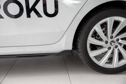 Prahové lišty V.1 Škoda Octavia Mk4 černý lesklý plast