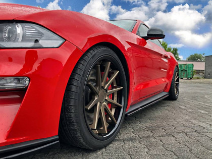 Prahové lišty Ford Mustang Mk. 6 Facelift černý lesklý plast