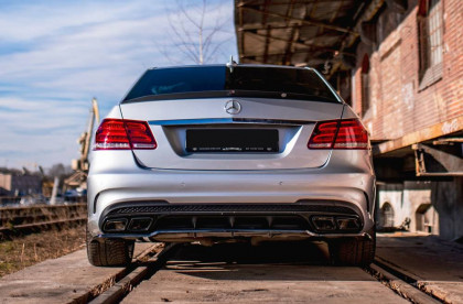 Spoiler zadního nárazníku Mercedes-Benz E63 AMG Sedan W212 Facelift se žebry černý lesklý plast