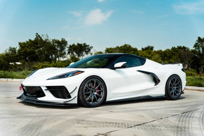 Prahové lišty Chevrolet Corvette C8 černý lesklý plast