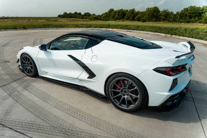 Prahové lišty Chevrolet Corvette C8 černý lesklý plast