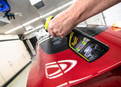 Meguiar's Ultimate Quik Detailer - přípravek pro odstranění lehkých nečistot, 709 ml