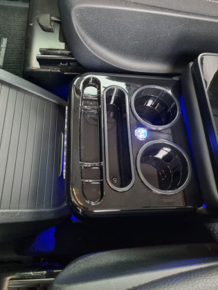 Multifunkční středová konzole pro Mercedes Vito W447 2014- s úložným prostorem, USB, 12V podsvícená s indukčním nabíjením, černá