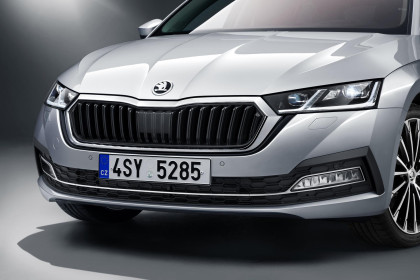 Přední znak - logo Škoda Octavia IV  - 5E3853621C FOD - Originál Škoda