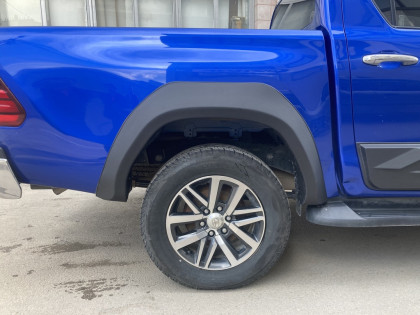 Plastové lemy blatníků pro TOYOTA Hilux 2015-2020 s TÜV