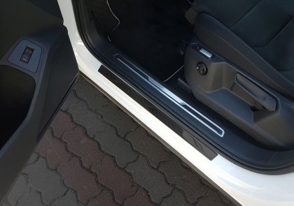 Prahové ochranné nerezové lišty Avisa Volkswagen Tiguan II Karbonové